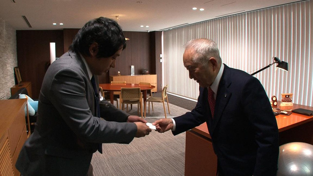 会長に話を聞くアルコ＆ピース酒井。(c)テレビ東京