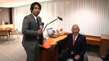 会長に話を聞くアルコ＆ピース酒井。(c)テレビ東京
