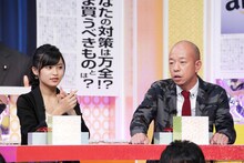 小島瑠璃子とバイきんぐ小峠。(c)テレビ東京