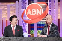 竹中平蔵と対談するバイきんぐ小峠。(c)テレビ東京