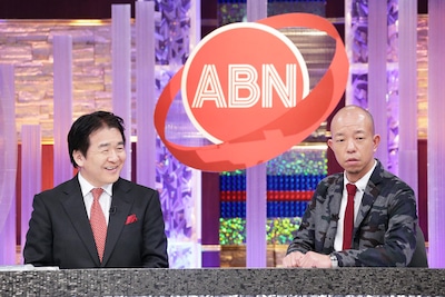 竹中平蔵と対談するバイきんぐ小峠。(c)テレビ東京