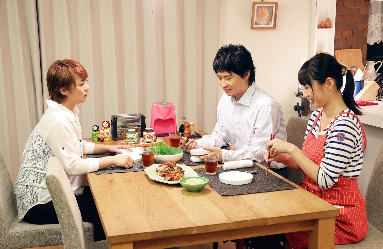 オードリー若林（中央）、酒井若菜（右）、佐藤仁美（左）が出演する「終電ごはん」の一場面。(c)テレビ東京