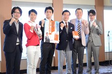 「甦れ！江戸城天守閣」出版記念イベントでのフォトセッションの様子。（左から）ユウキロック、キャベツ確認中しまぞう、ビスケッティ佐竹、松沢成文、千原せいじ、平成ノブシコブシ吉村。