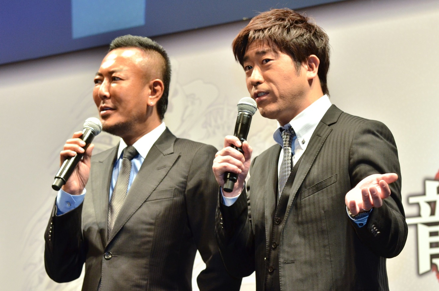 名越稔洋総合監督（左）と原口（右）。