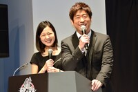 MCを務める原口（右）。