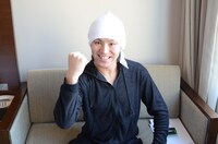 「アメーバ大喜利」にて1001個の大喜利に回答中の狩野英孝。