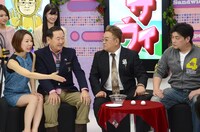 ゆで卵当てに挑戦中のサンドウィッチマン伊達（右から2人目）。