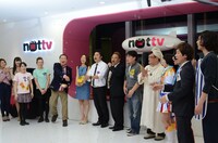 特別ゲストの板東英二による豆まきの様子。