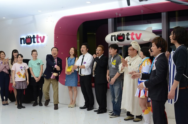 特別ゲストの板東英二による豆まきの様子。