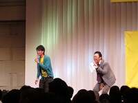 「R-1ぐらんぷり」2回戦初日のMCを務めるはりけ～んず。帰ろうとする客を必死で呼び止める芸歴23年43歳。