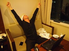 大喜利1001本ノックを達成した狩野英孝。