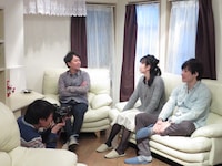 スマホ向けオークションサービ「パシャオク」の「ライセンスと一緒に写真館で記念写真が撮れる権利」撮影の様子。