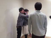 落札者の首を絞め落とそうとする井本。