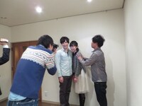 落札者と藤原を密着させようとする井本。