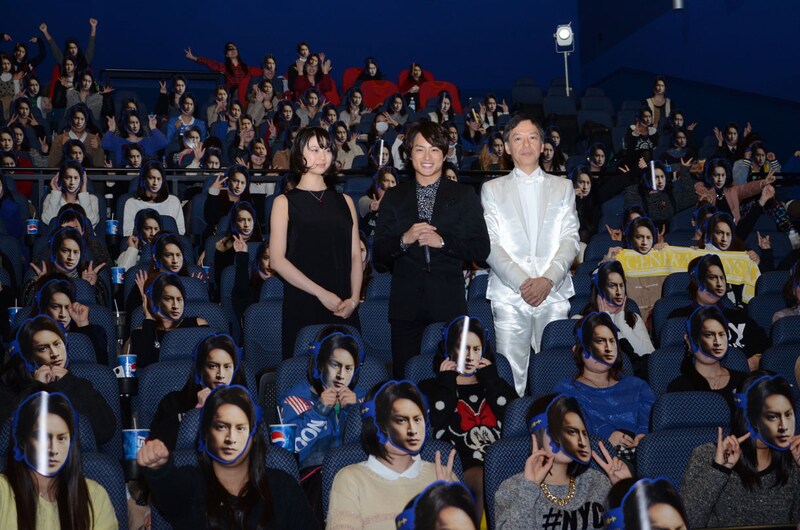 映画「セブンデイズ リポート」の舞台挨拶後のフォトセッションの様子。（左から）山下リオ、白濱亜嵐、板尾創路。