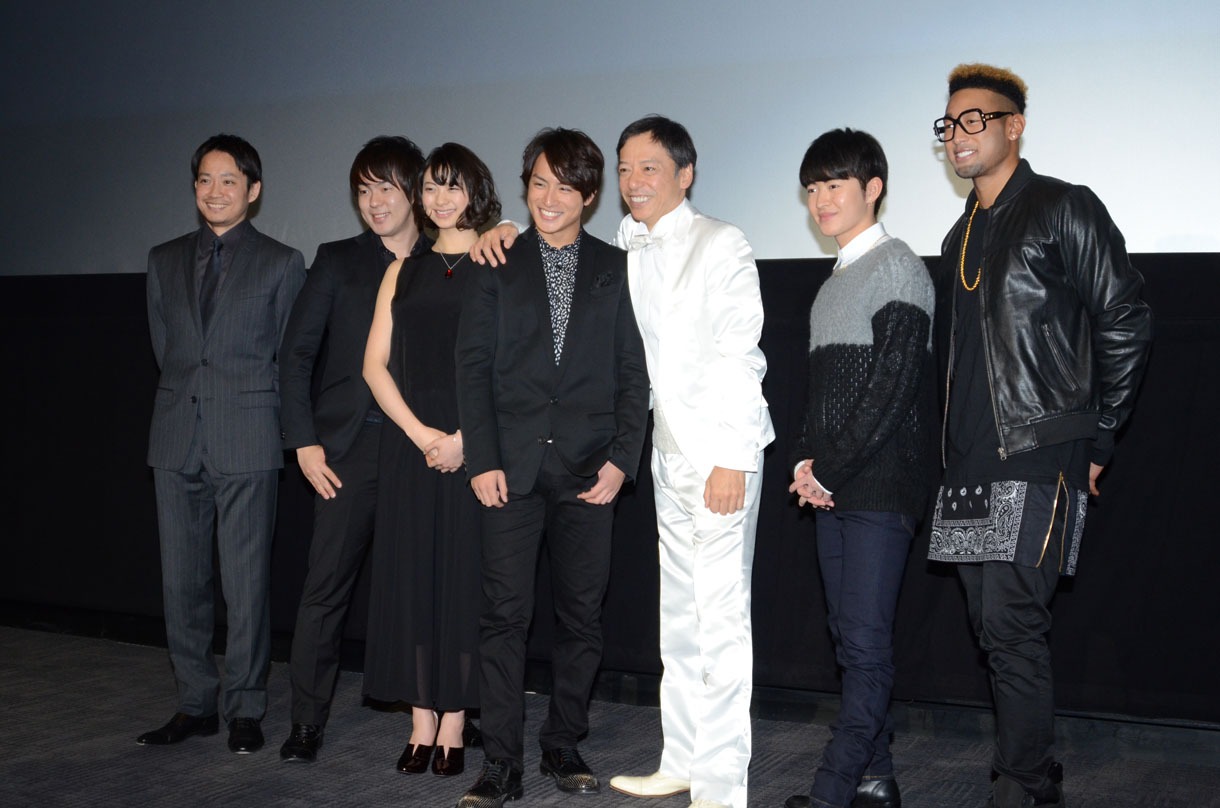 映画「セブンデイズ リポート」の舞台挨拶に登壇した板尾創路（右から3人目）と、ウーマンラッシュアワー村本（左から2人目）。