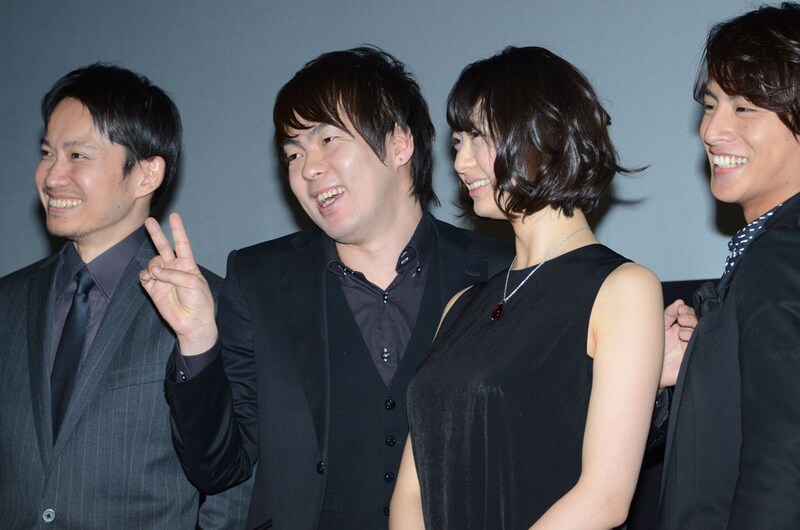 山下リオに接近し、彼女のファンに向けて得意そうにピースするウーマンラッシュアワー村本（左から2人目）。