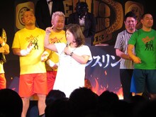 国歌斉唱のはずが「ただ泣きたくなるの」を歌ったアジアン馬場園。