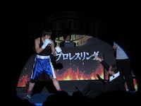 1976年6月26日猪木対モハメド戦で猪木が見せたアリキックを再現するしずちゃん。