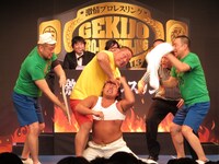 中西にアイアンクローをきめられる秋山。