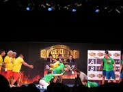 ユウキロックに卍固めをかけられる後藤。