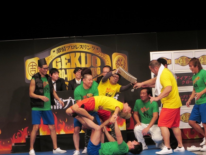 田口隆祐にロメロスペシャルをかけられながら「ガッツだぜ!!」を歌うロンブー亮。