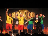 メインイベントの漫才で勝利した棚橋＆ハチミツ二郎コンビ。