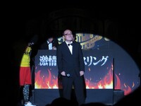 2002年2月1日北海道立総合体育センターで起こった猪木問答の再現をするAコミッショナー。