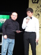 写真はインタレスティングプロデューサーのバッファロー吾郎A（左）と、実況のザ・プラン9・浅越ゴエ（右）。