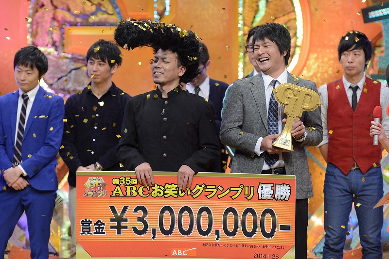 狙い通り多くの紙吹雪が乗った川原のリーゼント。(c)ABC