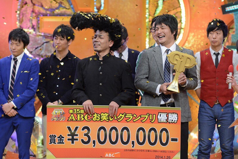 狙い通り多くの紙吹雪が乗った川原のリーゼント。(c)ABC