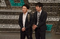 ニューヨークが決勝戦で繰り広げた漫才の様子。