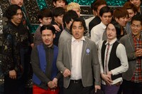 ピスタチオとピスタチオの真似をするジャングルポケット斉藤（中央）。