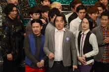 ピスタチオとピスタチオの真似をするジャングルポケット斉藤（中央）。