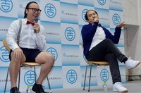 トレンディエンジェル斉藤（右）がふんぞり返っておどけて見せた場面。