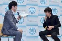 進行を務めるロシアンモンキー川口（左）に対しても「座談会に呼ばれるほうが偉い」と盛んに攻撃を仕掛けるウーマンラッシュアワー村本（右）。