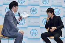 進行を務めるロシアンモンキー川口（左）に対しても「座談会に呼ばれるほうが偉い」と盛んに攻撃を仕掛けるウーマンラッシュアワー村本（右）。