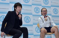 ウーマンラッシュアワー村本（左）とトレンディエンジェル須藤（右）。