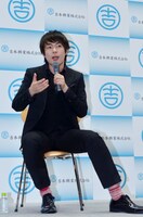 熱弁をふるうウーマンラッシュアワー村本。