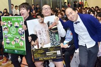 「NSC・YCC・YOEC全国合同学院説明会」の「芸人座談会」に出演した（手前左から）ウーマンラッシュアワー村本、トレンディエンジェル。