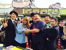 「めちゃ×2 ユルんでるッ！」生配信で、大食い対決終了後に撮影に応じるナインティナイン岡村（手前右端）ら。