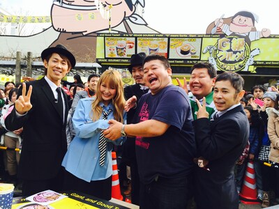 「めちゃ×2 ユルんでるッ！」生配信で、大食い対決終了後に撮影に応じるナインティナイン岡村（手前右端）ら。