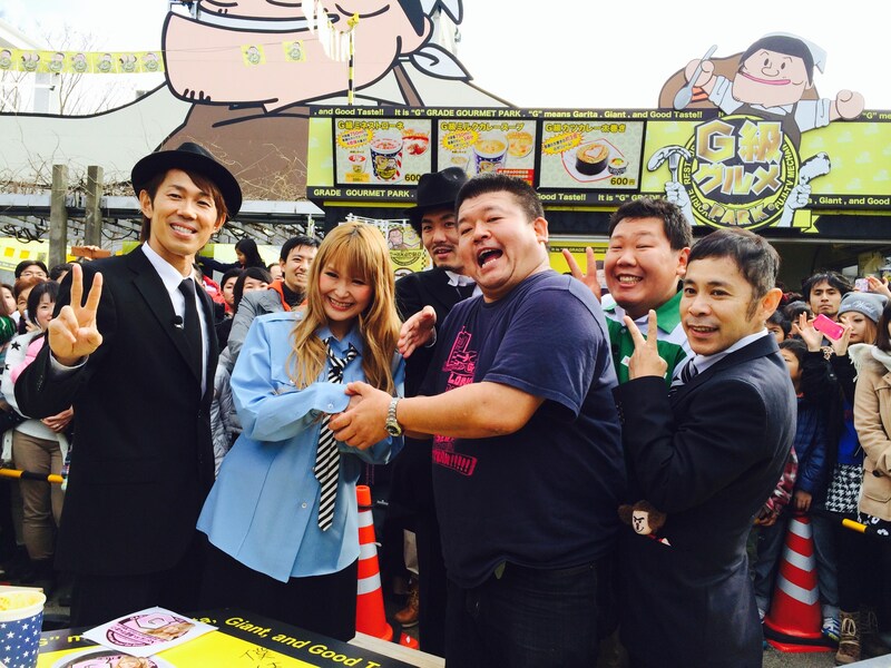 「めちゃ×2 ユルんでるッ！」生配信で、大食い対決終了後に撮影に応じるナインティナイン岡村（手前右端）ら。