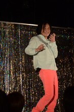 単独を終えるのが名残惜しく、前半に披露した「ノリノリで香水をつける人」を再演する永野。