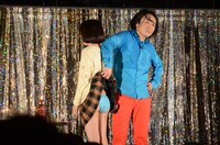 123☆45・イズミとの合同コント「スカートめくりされたほうが悪く見えるところ」を披露する永野。