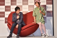 LOVEソファに先に座る山里（左）と、なかなか座ろうとしないしずちゃん（右）。