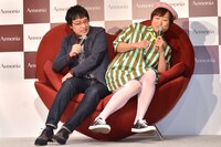 新製品「LOVEソファ」の記者発表会で、ためらいがちに密着する南海キャンディーズ。