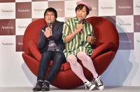 LOVEソファに座り、ぎこちない姿勢でトークを進める南海キャンディーズ。