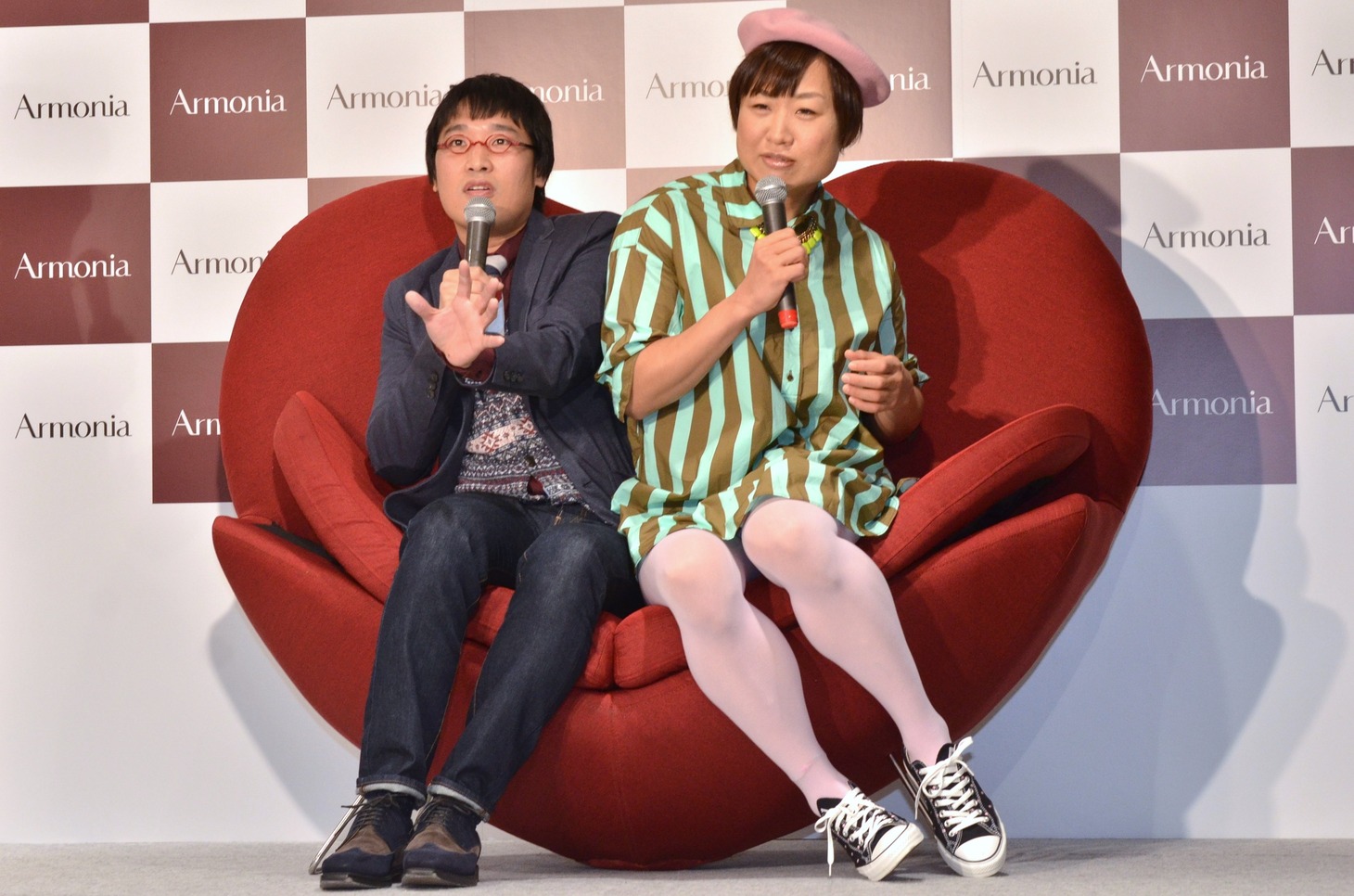 LOVEソファに座り、ぎこちない姿勢でトークを進める南海キャンディーズ。