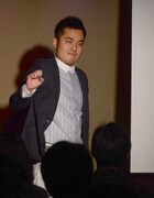 新衣装に身を包んだ青木。